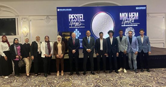 حصول رئيس جامعة حلوان على جائزة "ملهم" من اتحاد رواد الأعمال العرب