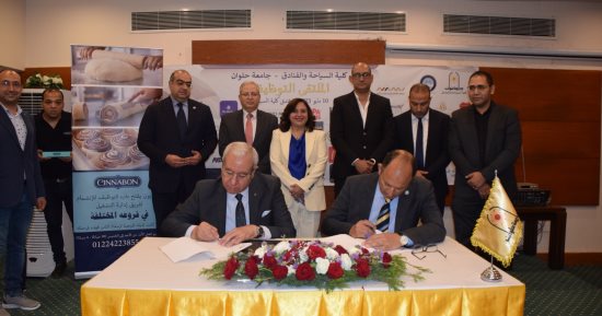 رئيس جامعة حلوان يفتتح ملتقى التوظيف بكلية السياحة والفنادق