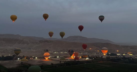 تحليق 50 رحلة بالون طائر على متنها 1400 سائح فى الأقصر.. صور