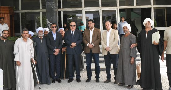 محافظ قنا يستقبل 15 مواطنا من ذوى الهمم لتسليمهم أطراف صناعية