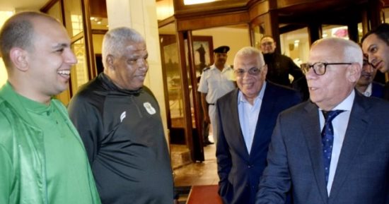 محافظ بورسعيد يلتقى الجهاز الفنى الجديد للمصرى ويشيد بالبداية فى كأس مصر 
