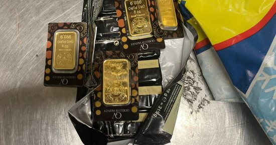 ضبط راكب بحوزته سبائك ذهبية حاول تهريبها داخل عبوة شيكولاتة بمطار القاهرة