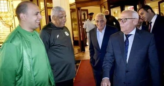 محافظ بورسعيد يلتقى بالجهاز الفنى الجديد للمصرى ويشيد ببداية مهمتة الجيدة بالكأس 