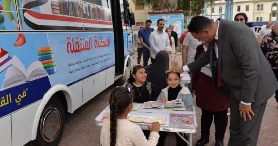 محافظ الدقهلية يدشن انطلاق أعمال المكتبة المتنقلة