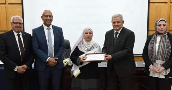 رئيس القابضة للمياه يكرم الأم المثالية بشركة مياه المنوفية