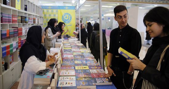 الدورة 55 لمعرض القاهرة للكتاب.. إتيكيت التجول فى عالم الثقافة.. التزم الهدوء وساعد غيرك.. اجعل طفلك يخطط ويفكر ويختار الكتب بنفسه.. ساعد كبار السن وحافظ على نظافة المكان.. تجنب التزاحم وتحلى بالنظام