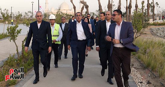 رئيس الوزراء يتفقد الحدائق المركزية "النهر الأخضر" بالعاصمة الإدارية الجديدة