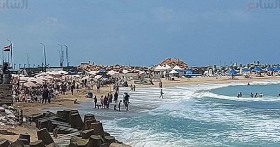 إقبال كبير على شواطئ الإسكندرية فى الإجازات الأسبوعية رغم التقلبات الجوية الربيعية.. المحافظة ترفع درجة الاستعداد لاستقبال المصيفين وتوقعات بانخفاض درجات الحرارة وأمطار متقطعة بنسبة 40%.. صور