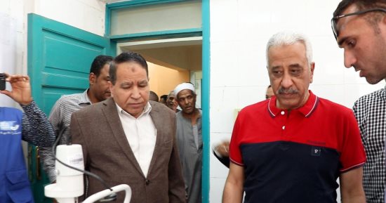 سكرتير عام محافظة قنا يتابع فعاليات اليوم الثانى من القافلة الطبية "وطن واحد"