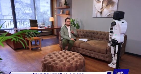 أحمد فايق يناقش الروبوت "توت" فى عدة قضايا بـ"مصر تستطيع"
