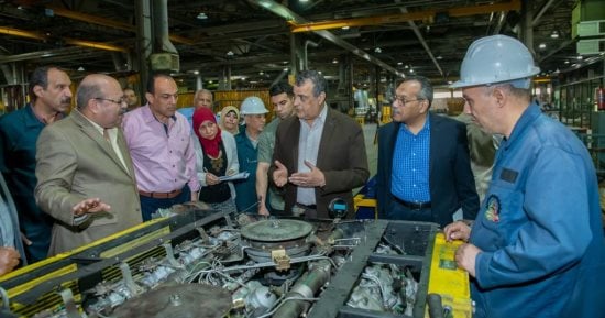 وزير الإنتاج الحربى يفاجيء قيادات وعمال "إنتاج وإصلاح المدرعات" بجولة تفقدية