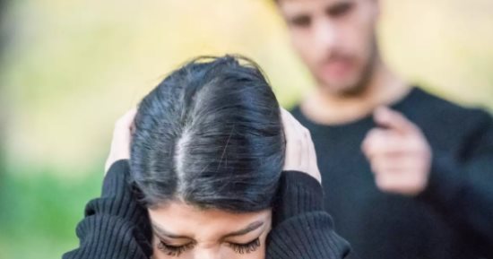 علامات بتقولك إن خطيبك شخص عنيف.. اعرفيها واهربى بسرعة