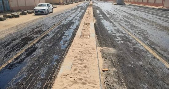 رصف شوارع داخلية بمدينة العريش بالتزامن مع العمل فى محور الساحل الرئيسى