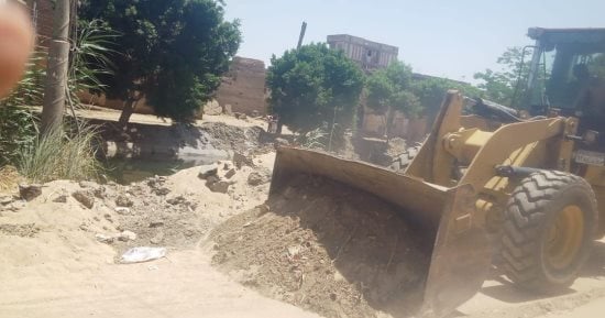 حياة كريمة بالأقصر..صيانة كشافات الكهرباء وتسوية الطرق ورفع الأتربة بقرى إسنا