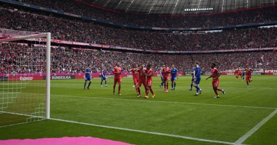 بايرن ميونخ يتفوق على شالكه بثنائية فى الشوط الأول بالدوري الألماني