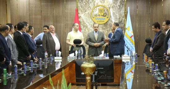 محافظ كفر الشيخ يكرم لجنة فنية عقب فحص ملفات المتعاقدين لتوفيق أوضاعهم..صور