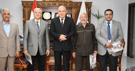 محافظ قنا يكرم مسئولي إدارة التعاون بالديوان العام لنجاحهم في تنظيم معرض أهلا رمضان