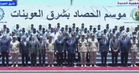 الرئيس السيسى يلتقط صورة تذكارية مع عمال مصنع البطاطس بشرق العوينات