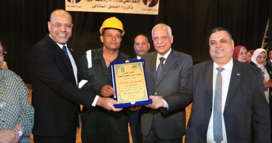 محافظ الجيزة يكرم 200 عامل متميز.. ويؤكد: هم ثروة الوطن ومحرك التنمية (صور)