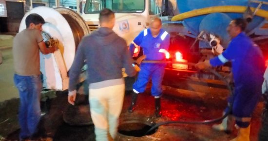 مياه القناة: استمرار جهود الفرق الفنية فى أعمال تطهير منطقة سوق الجمعة بالإسماعيلية