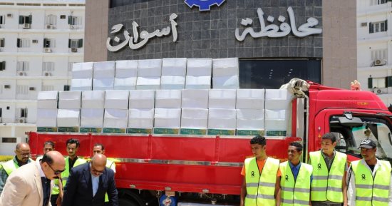 محافظ أسوان يتفقد حافلة مساعدات المواد الغذائية للنازحين السودانيين.. صور