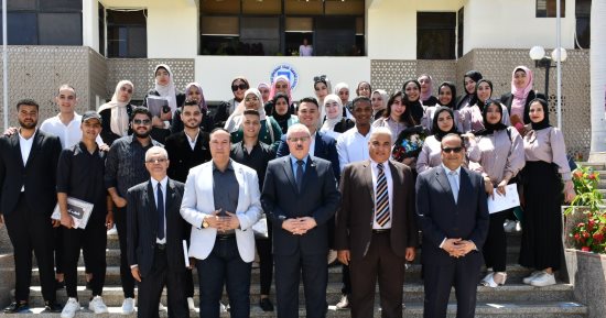 رئيس جامعة القناة يتابع عرض مشروعات التخرج لطلاب آداب "الدراسات السكانية"