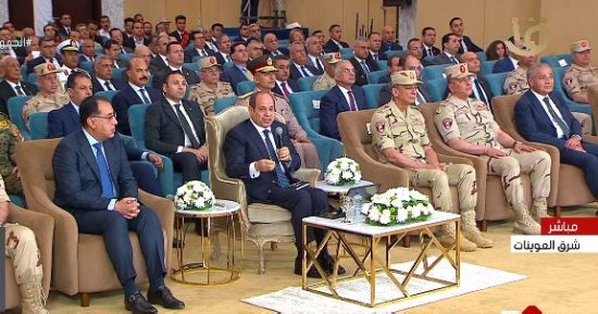 الرئيس السيسي يشهد بدء موسم حصاد القمح: عملنا المشوار الأصعب.. ووفرنا فرص عمل لمليون فدان شرق العوينات وتوشكى بحجم 3 محافظات ونراعى نظم الرى الحديثة.. وإنتاج مليون طن قمح من توشكى والعوينات يوفر 400 مليون دولار