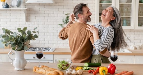 7 هوايات يمكن أن يمارسها الأزواج معًا لزيادة ترابط الأسرة.. منها الطبخ والمشى