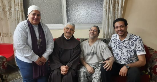 الأب بطرس دانيال يزور الفنان عمرو محمد على ويهديه مصحفًا وأسماء الله الحسنى