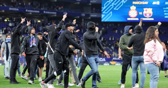 رابطة الدوري الإسباني تدين هجوم جماهير إسبانيول على لاعبى برشلونة
