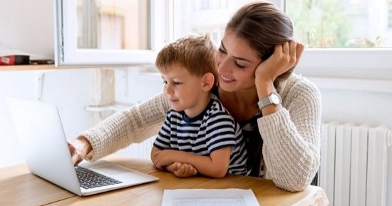 8 نصائح تسهل العمل من المنزل في وجود أطفال.. الروتين الصباحي مهم