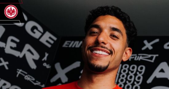 أول لقاء بين عمر مرموش وجماهير فرانكفورت قبل بداية الدورى الألمانى.. فيديو