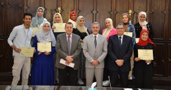 جامعة الإسكندرية تُكرم 19 طالبا فاقوا العدد المطلوب لمحو أمية المواطنين بالقرى