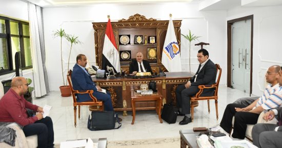 محافظ قنا يبحث مع وفد متخصص كيفية إدارة المخلفات الصلبة 