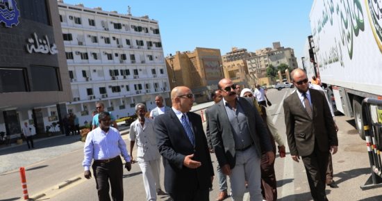 محافظ أسوان يتفقد القافلة الإغاثية الغذائية لصالح الوافدين السودانيين