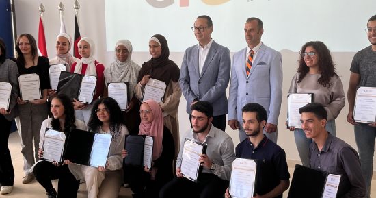 تسليم 20 منحة جديدة لطلاب الجامعة الألمانية الدولية المتفوقين لدعم النابغين