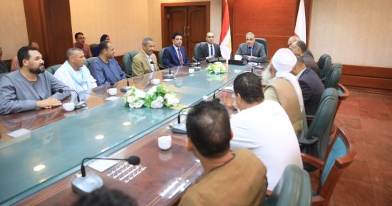 محافظ سوهاج يستجيب لأهالى دار السلام بشأن أراضيهم فى الظهير الصحراوى.. صور