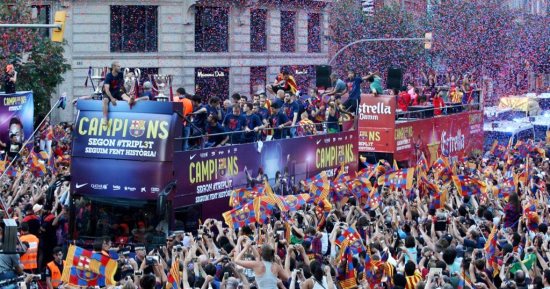 موكب برشلونة يطوف كتالونيا للاحتفال مع الجماهير بلقب الدوري الإسباني.. فيديو