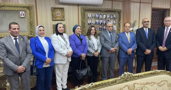 وفد "قوى النواب" يناقش مع محافظ دمياط مشاكل العمالة غير المنتظمة والصيادين.. صور