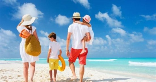 إتيكيت التواجد على الشاطئ.. من اختيار الملابس للتعامل مع الأطفال 