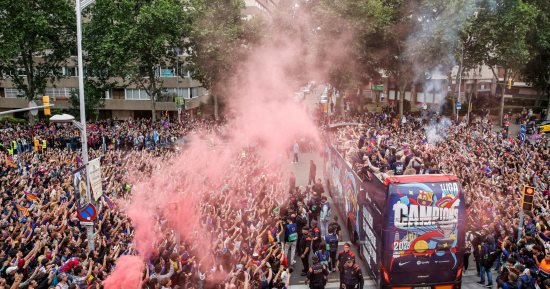 حافلة برشلونة تطوف شوارع كتالونيا احتفالا بلقب بطل الدورى الإسبانى مع الجماهير