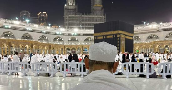 شيخ الأزهر في صحن الكعبة المشرفة مؤديا مناسك العمرة