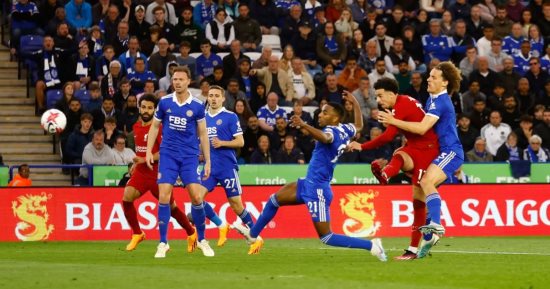 محمد صلاح يصنع ثنائية تقدم ليفربول ضد ليستر سيتي في الشوط الأول.. فيديو