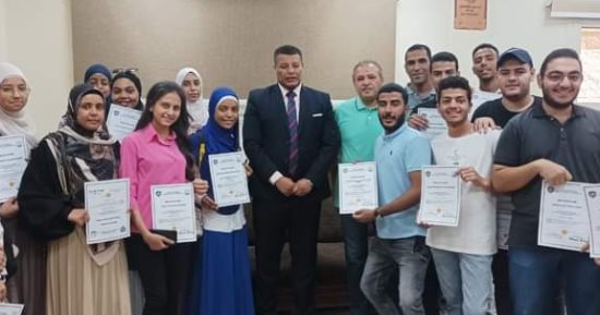 عميد تجارة أسوان يكرم الطلاب المجتازين للدورات المتخصصة للمعمل الإحصائى