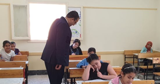وكيل تعليم الغربية يتفقد امتحانات النقل بغرب طنطا لمتابعة الالتزام بالضوابط