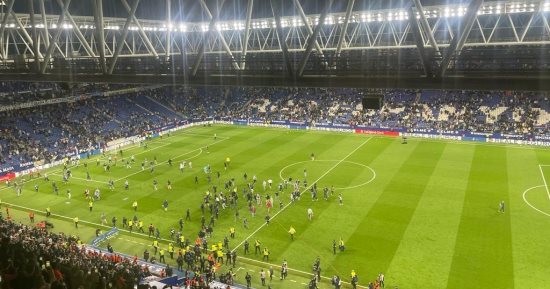 جماهير إسبانيول تفسد احتفالات برشلونة بلقب بطل الدوري الإسباني