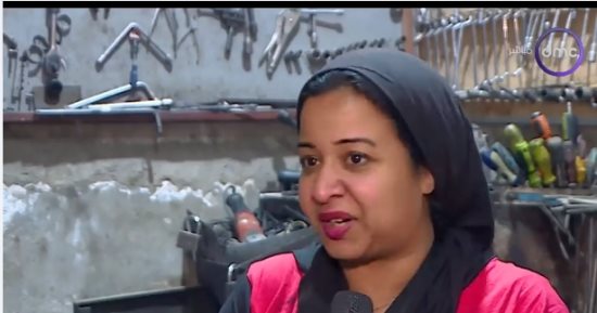 ست بـ100 راجل.. دعاء حسن أشهر بائعة خردة بمصر القديمة: إيدى فى إيد زوجى