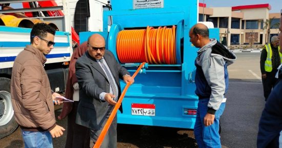 رئيس مياه القناة يتابع أعمال تطهير بيارات المحطات وشبكات الصرف الصحى