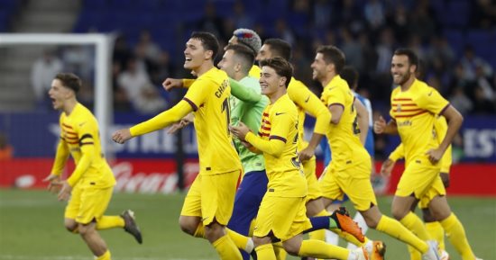 شاهد احتفال لاعبي برشلونة بلقب الدوري الإسباني للمرة 27 بتاريخه.. فيديو
