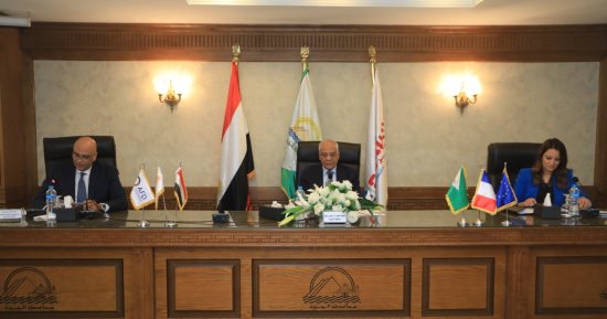 محافظ الجيزة يوقع اتفاقا مع جهاز المشروعات لتطوير منطقتى ميت عقبة وأرض اللواء